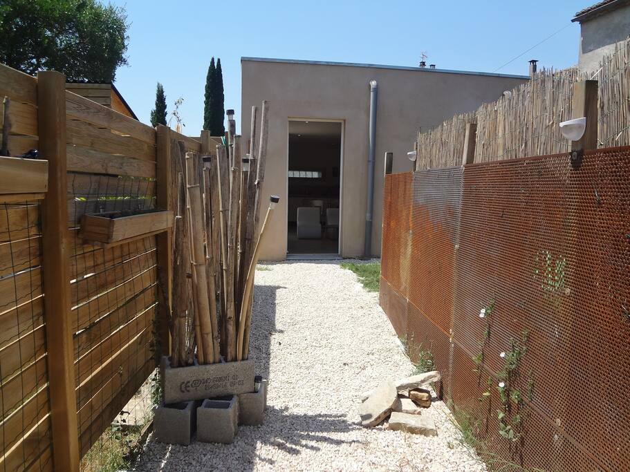 Entrée depuis le parking