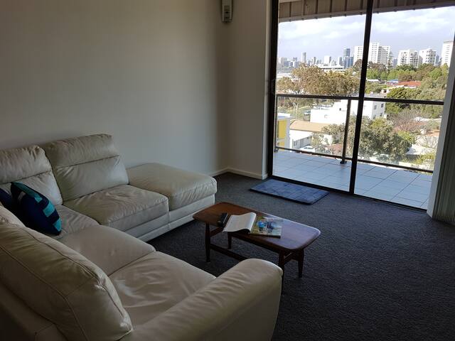 Bright, 2 bedroom apartment near river, zoo & CBD. gallery image 3