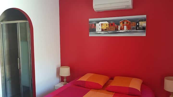 habitación con baño con ducha y terraza privada
