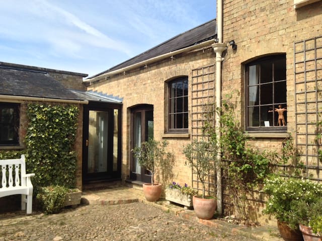 Beautiful spacious Country Coach House sleeps 7