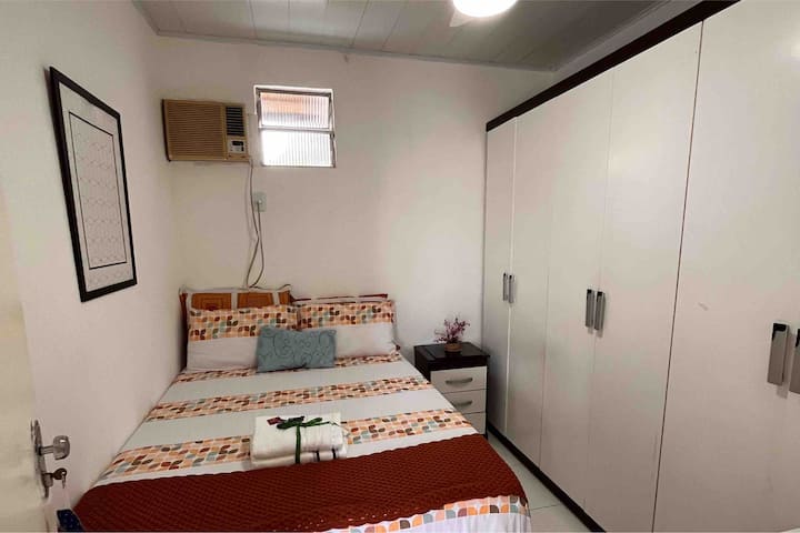 Quarto 01 - Ar e fan de teto 