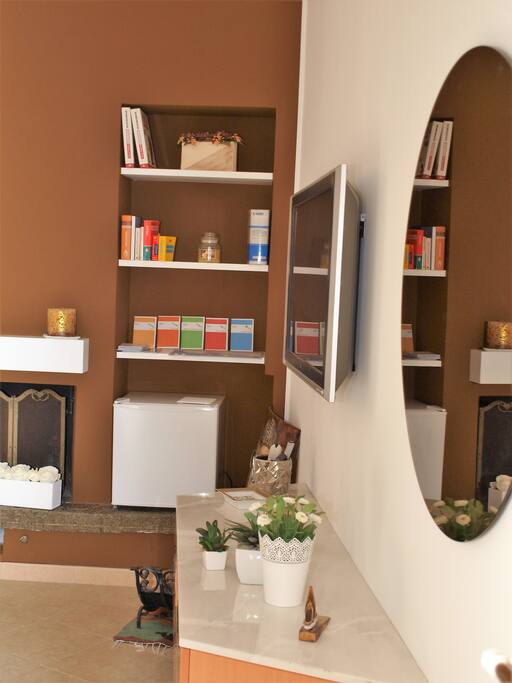Angolo frigo personale e libri