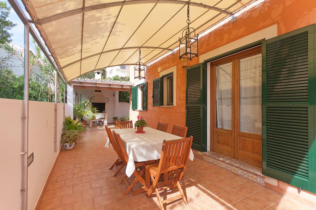 überdachte Terrasse für gemütliche Abenden