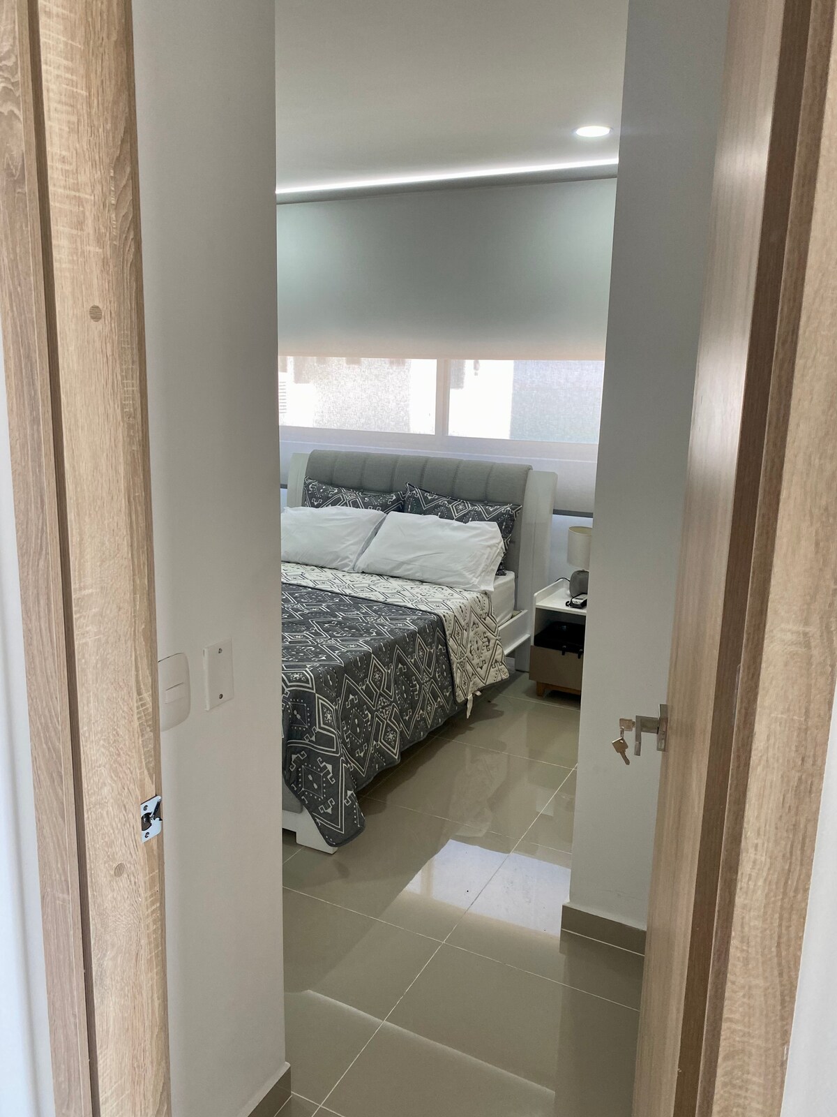 חדר שינה ראשי - חדר רחצה
פרטי מיטה בגודל מלא.