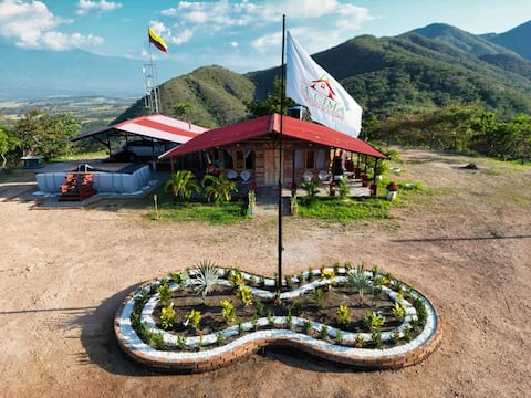 Cabaña en la montaña con mirador hacia Neiva.