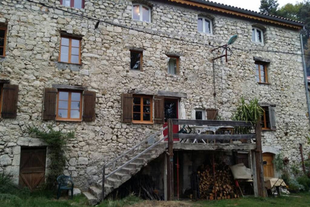 Vue extérieure de la maison.