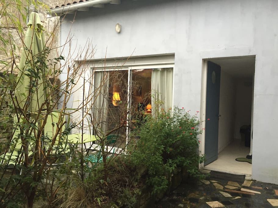 Maisonnette en 2ème de façade, très au calme, sur jardin et terrasse aménagés, au coeur de la ville et en bord de Seudre