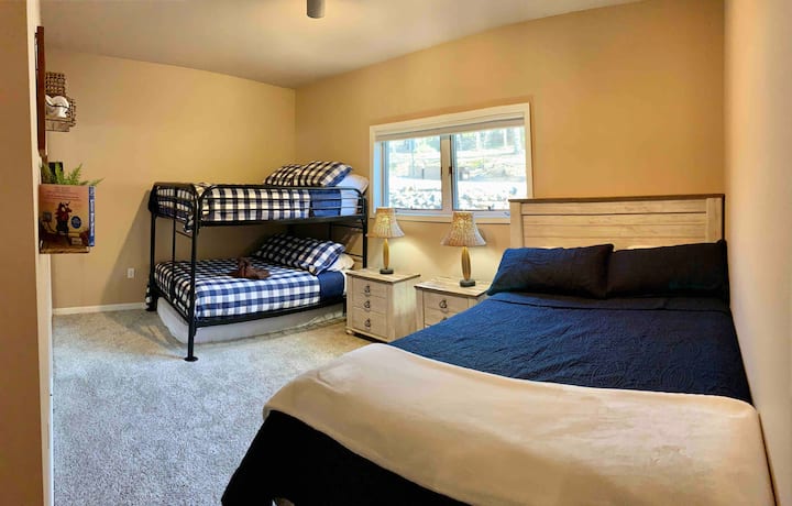 Camera degli ospiti - Letto queen-size con letti a castello di dimensioni standard