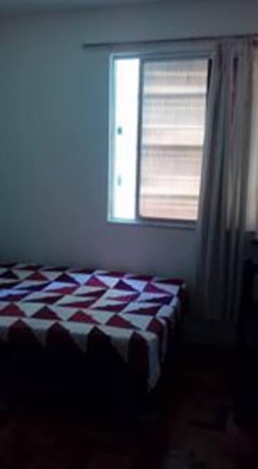 Quarto grande e ventilado.
Cama de casal.