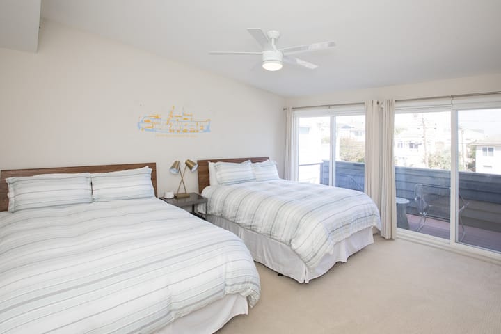 Double queen pool view room