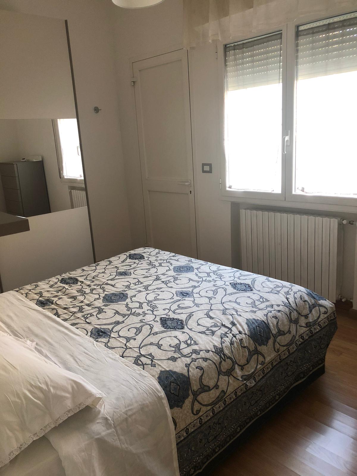 غرفة نوم بإطلالة وباب ثانٍ إلى الحديقة الجانبية 