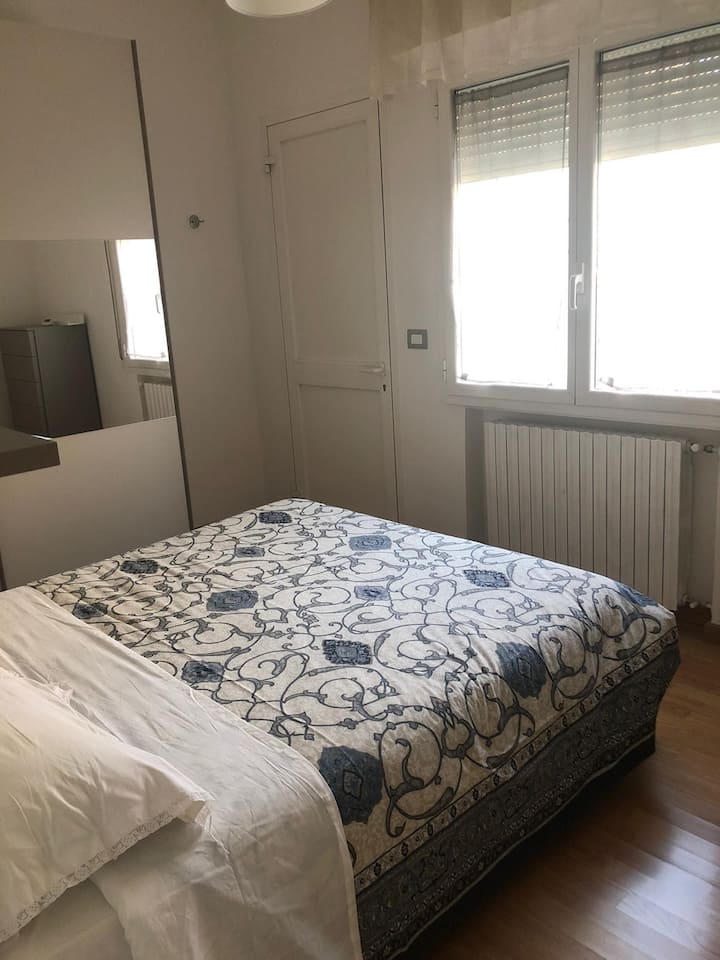 chambre avec vue et deuxième porte donnant sur le jardin latéral