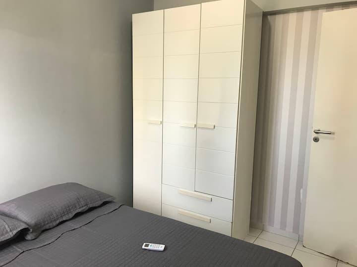 Letto matrimoniale, amaca, armadio e condizionatore.