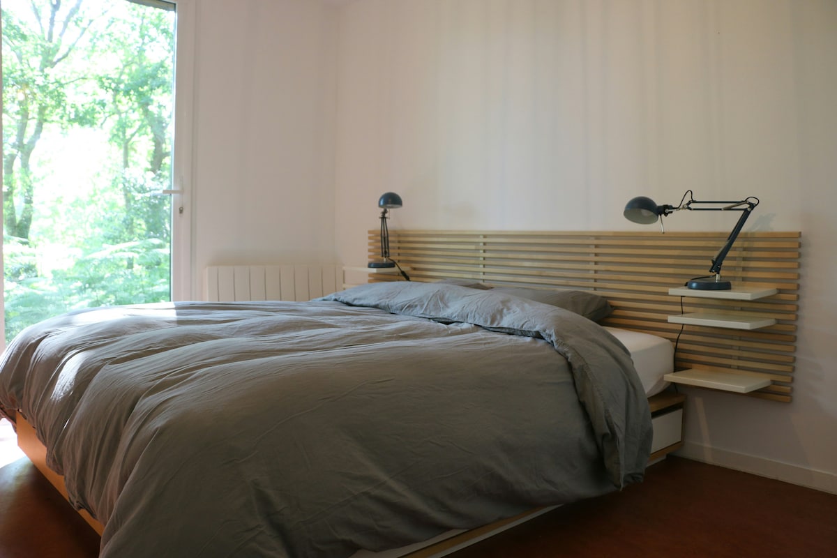 ห้องนอนชั้นล่าง 1 พร้อมตู้เสื้อผ้าแบบปิดสำหรับเสื้อผ้า (เตียง 160 x 200)