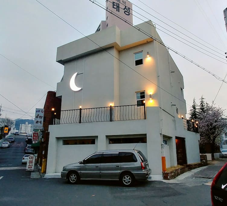 캠프워커 주변의 주택가에 위치