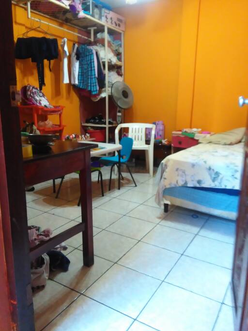 Cuarto #2 con baño privado y perchero incluido.