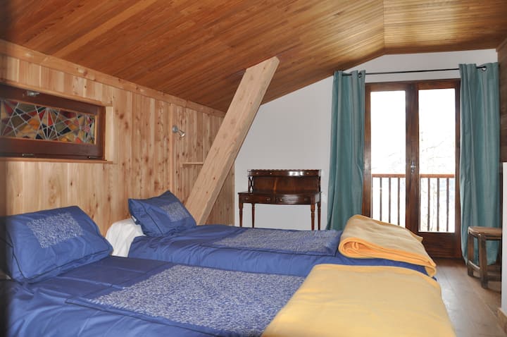 inafungua kwenye roshani