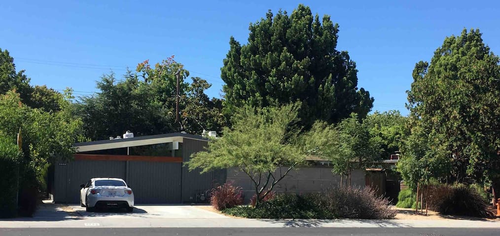 Peaceful and relaxing Eichler home