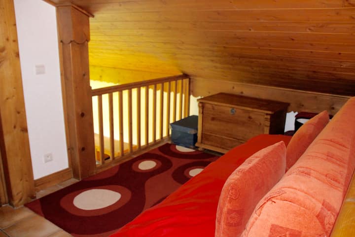 Mezzanine s rozkladacou pohovkou.