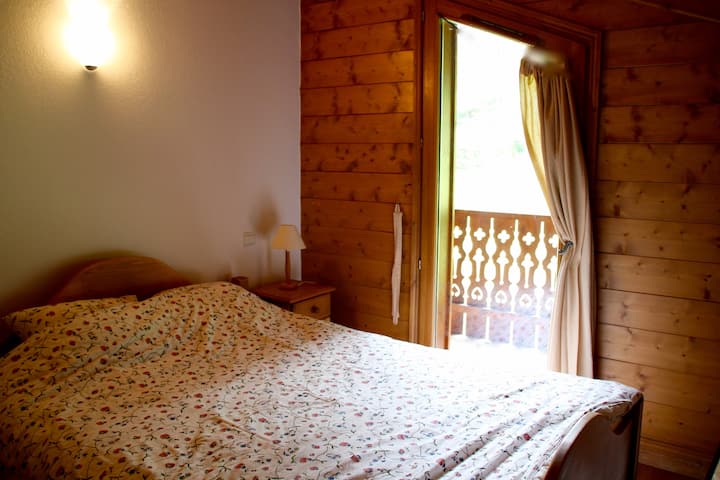 Hlavná spálňa s dverami na balkón.