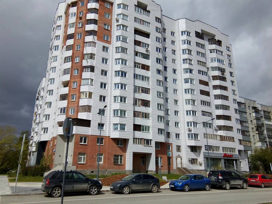 окна на 5 этаже, прямо на Екатеринбург-Арену (вид в анфас)