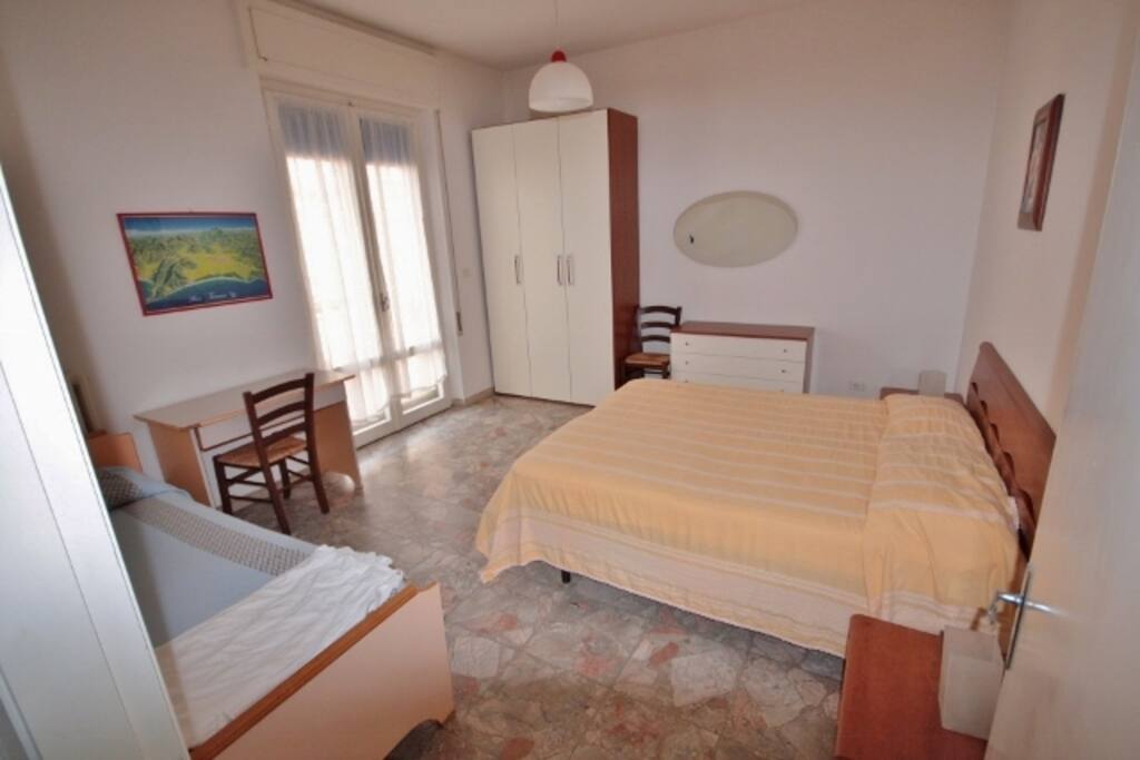 una camera da letto con 3 posti letto