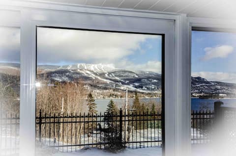 Popular Airbnb listing: Cosy condo on Lac Tremblant in Mont Tremblant