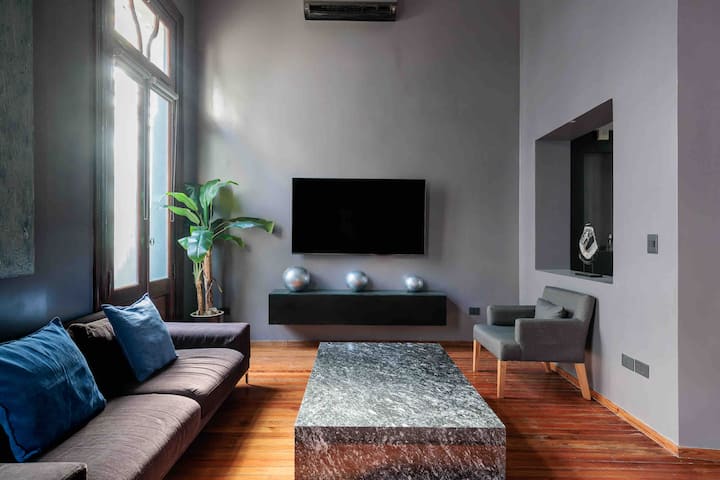 Four-bedroom apartment with private terrace and Jacuzzi in Palermo