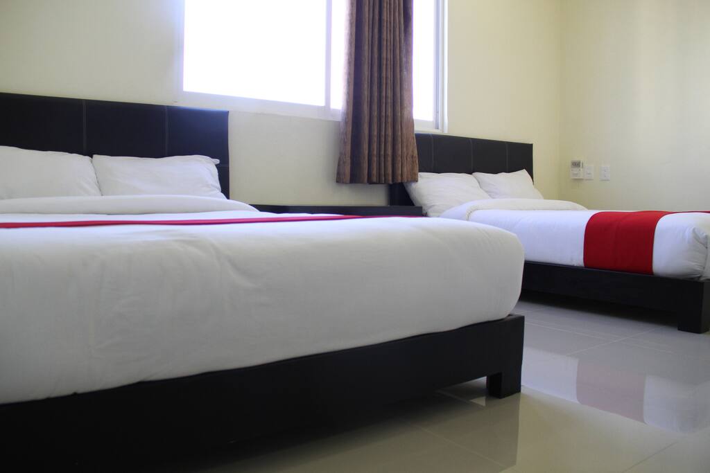 Recamara amplia y confortable con 2 camas matrimoniales, con aire acondicionado