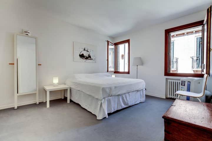 החדר מינימלי אבל עם נגיעה רומנטית