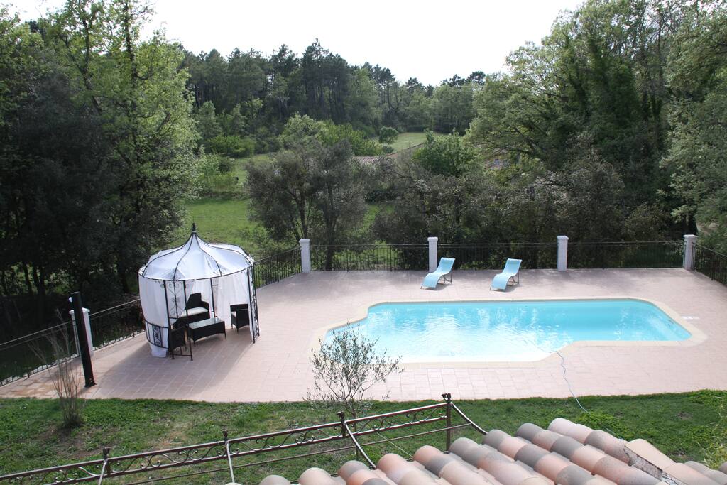 La piscine et le kiosque