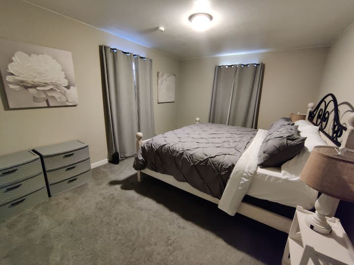 Cómoda cama tamaño king con cortinas opacas para que pueda disfrutar de dormir. Esta habitación comparte un gran armario Jack y Jill.