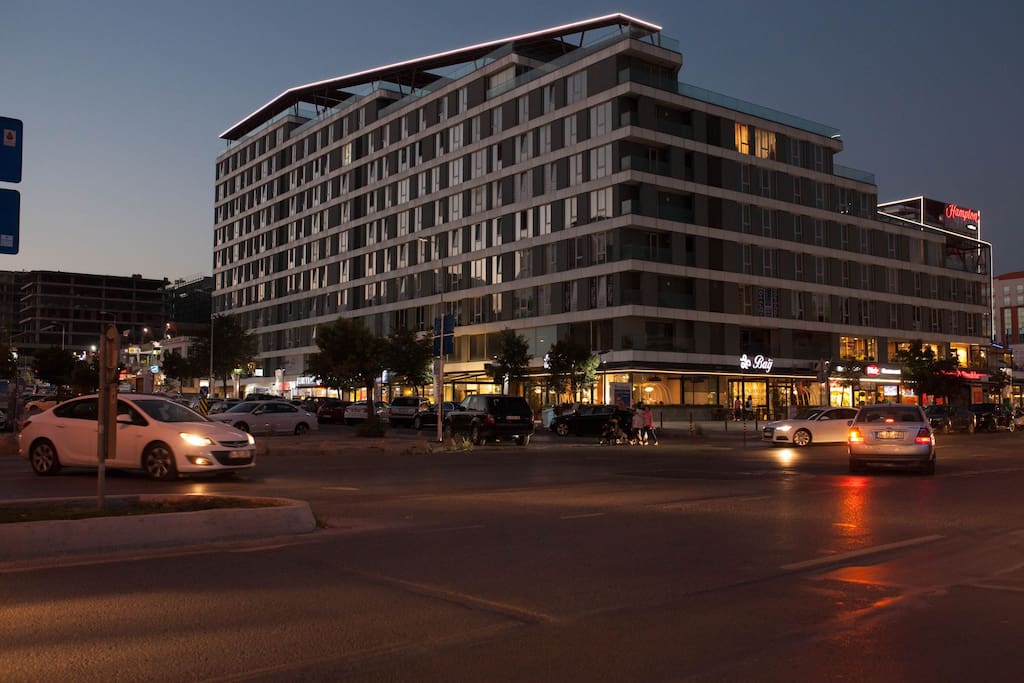 These restaurants, bars, and mall just 200 metres