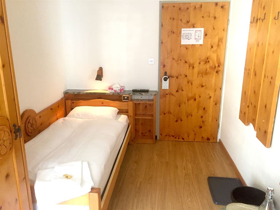 Single room, with private bathroom, flatscreen-TV, balcony with Matterhorn view.