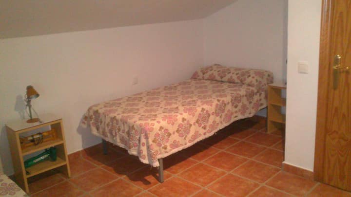 顶层三人房，带马桶。