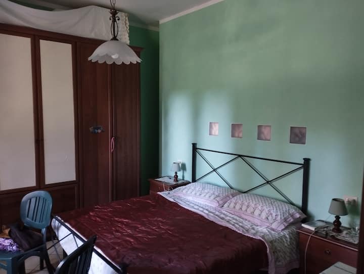 Ažuriranje fotografija, zidovi su sada zeleni, a krevet je okrenut prema prozoru.
