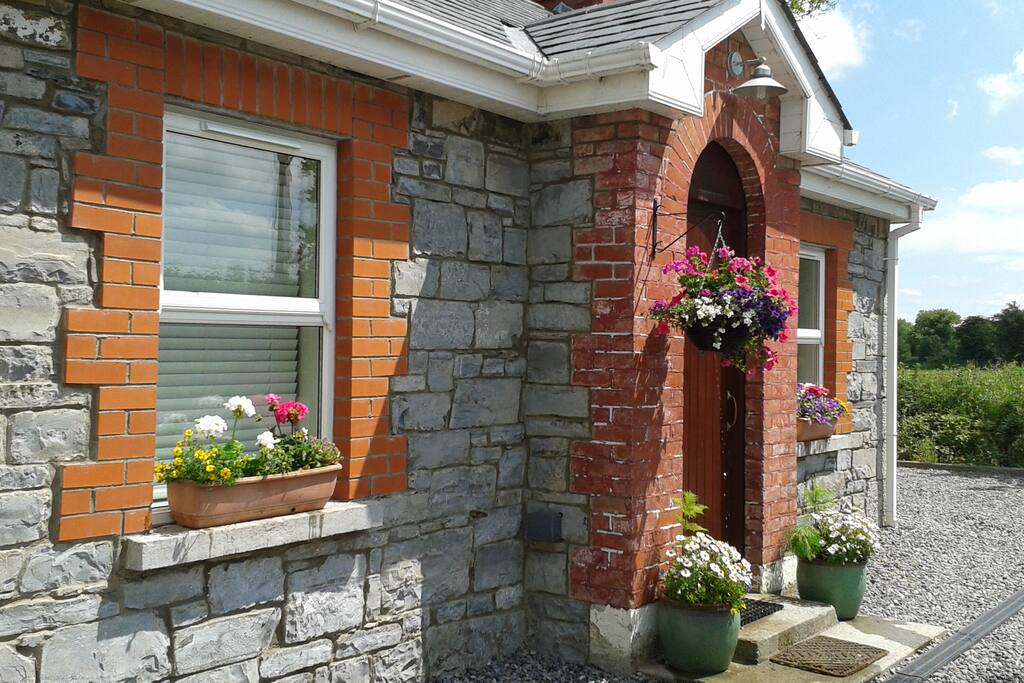 Three Bears Cottage, Co. Meath. Cabins for Rent in Navan, Meath, Ireland