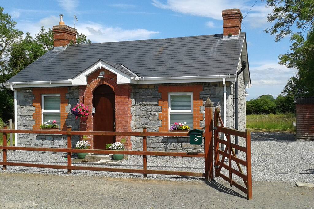 Three Bears Cottage, Co. Meath. Cabins for Rent in Navan, Meath, Ireland