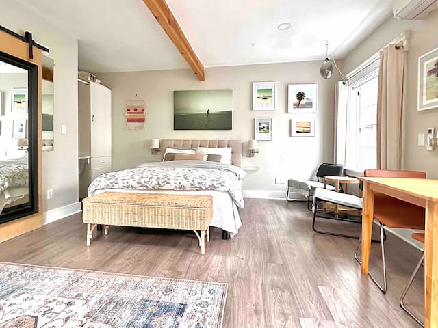 Studio Cottage, Walk to Balboa Park, (has A/C!)