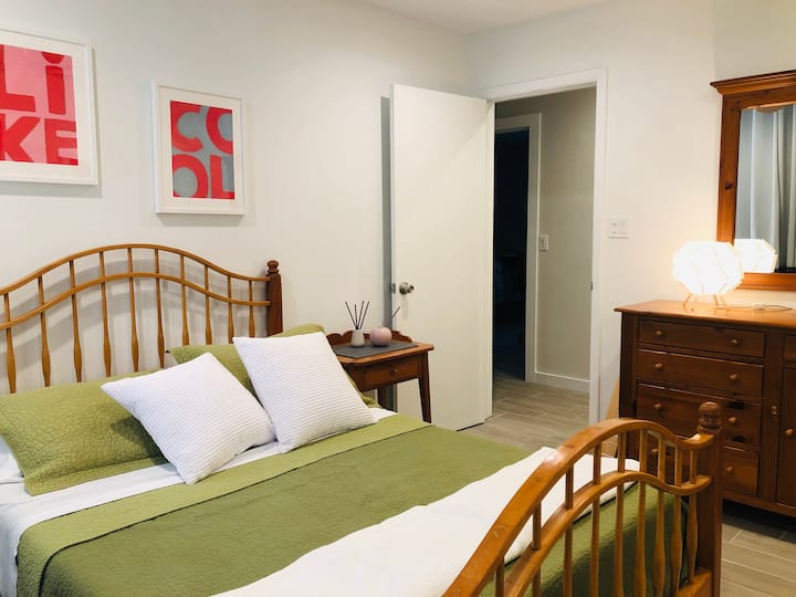 Dhomë gjumi 3, dyshek me shkumë memorie 12 inç, komodinë e madhe Ethan Allen. 