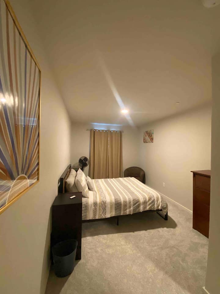 1-ლი საძინებელი 152 × 203 სმ საწოლით და გასეირნება კარადაში 