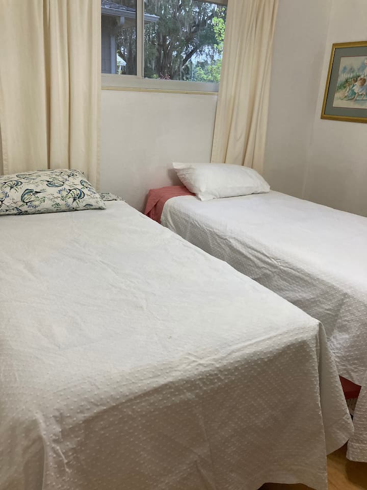 Deuxième chambre, deux oreillers jumeaux séparés ou rapprochés pour un lit king size