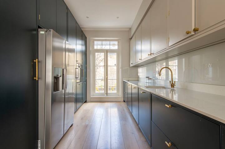 Chelsea Lovely Townhouse with AC gallery image 5