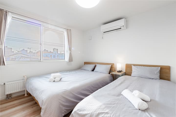 パネルヒーター・エアコン完備3階寝室（ダブルベッド1台、シングルベッド1台）