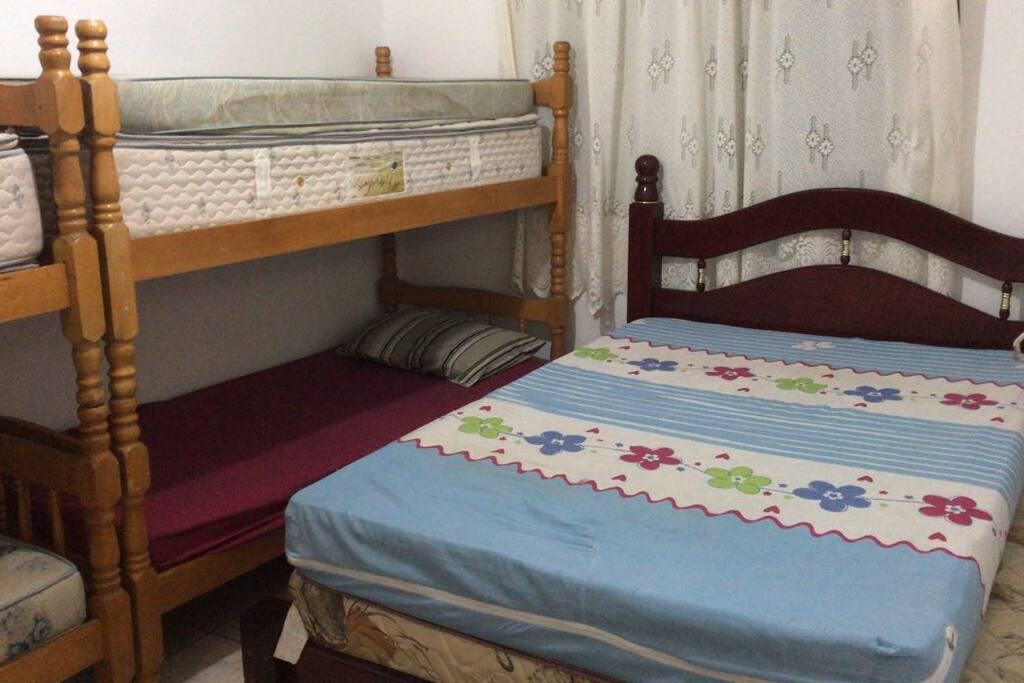 Quarto 2 - Cama de Casal, Duas Beliches e Colchão.