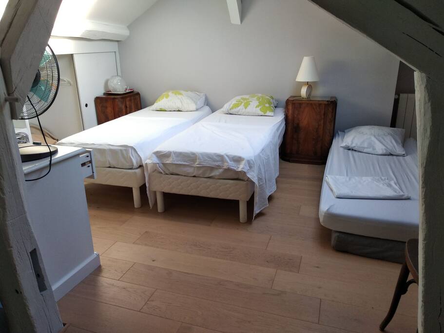 Deux lits simples pouvant être réunis en un lit double grâce au linge de maison.
