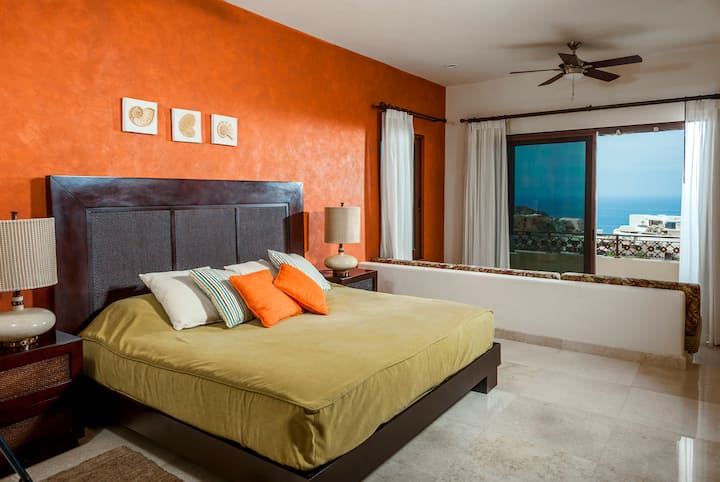 ¡Dormitorio principal, cama tamaño king, sofá/cama, televisor inteligente y vistas espectaculares al mar!