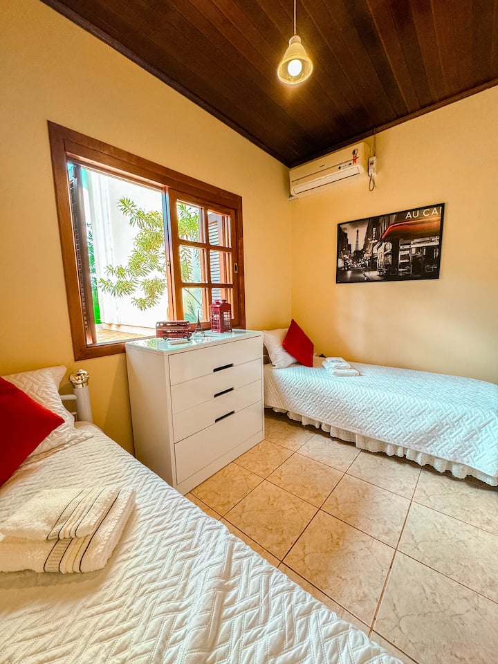 Single room with 2 beds with sheets, 1 bath cloth and 1 face for each guest . With air conditioning. 