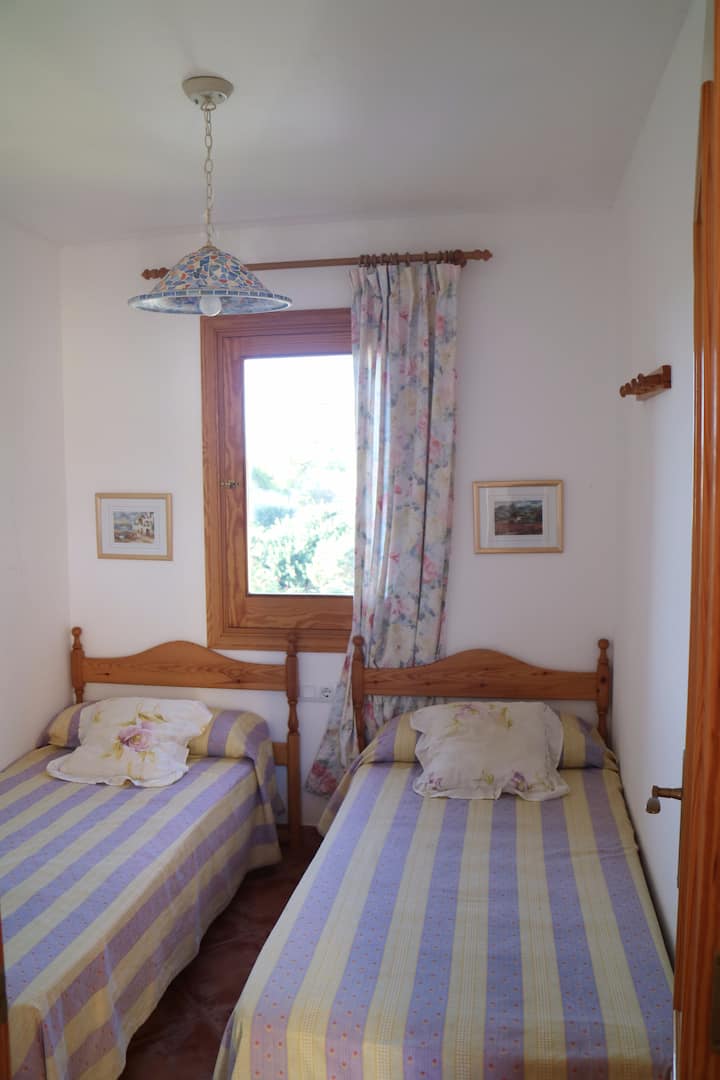 Još jedna spavaća soba na katu  s dva kreveta za jednu osobu. // Još jedna od spavaćih soba na katu s dva odvojena kreveta.