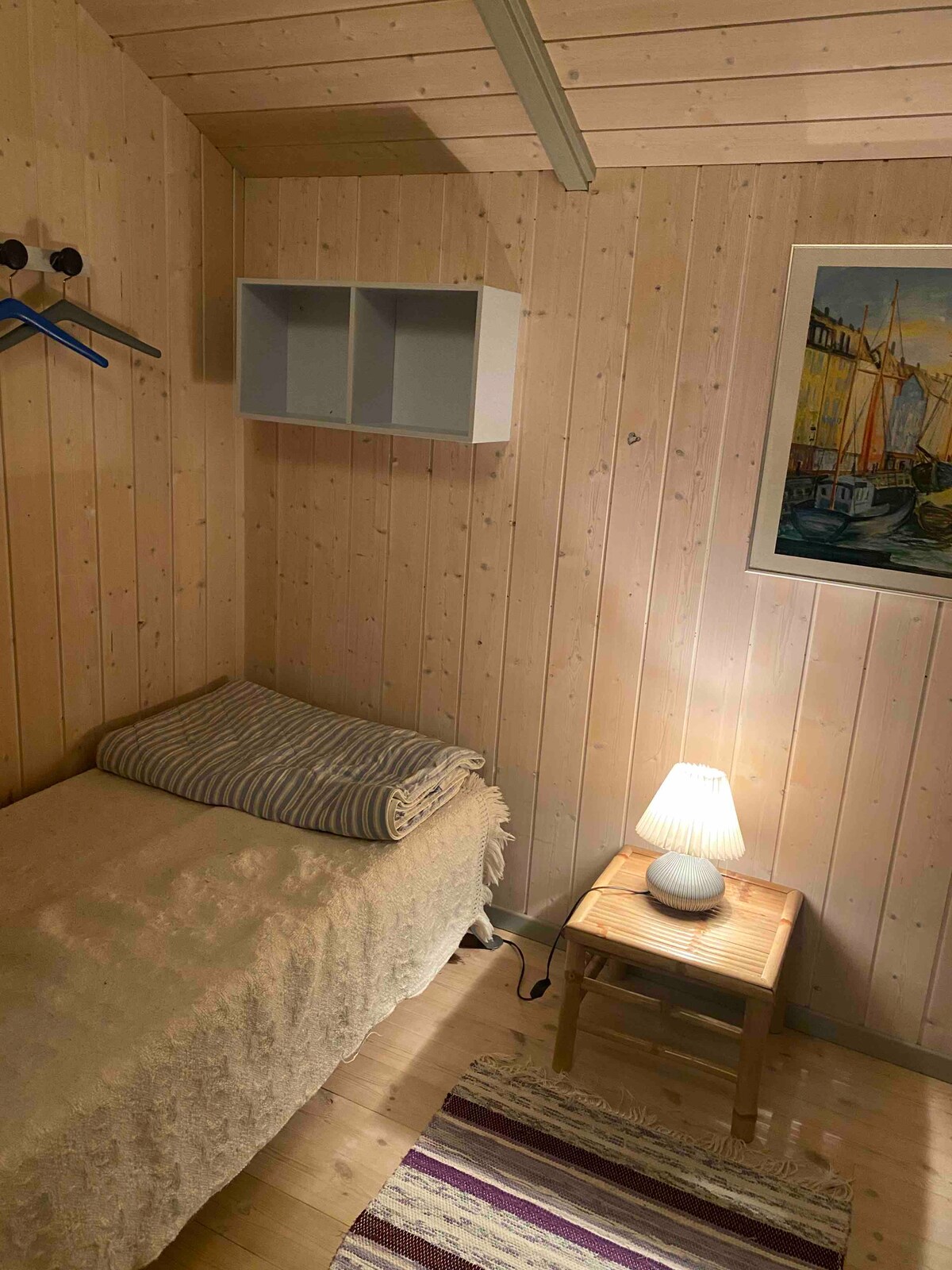 2号卧室，配有1张单人床和1张沙发床，可变成小双人床